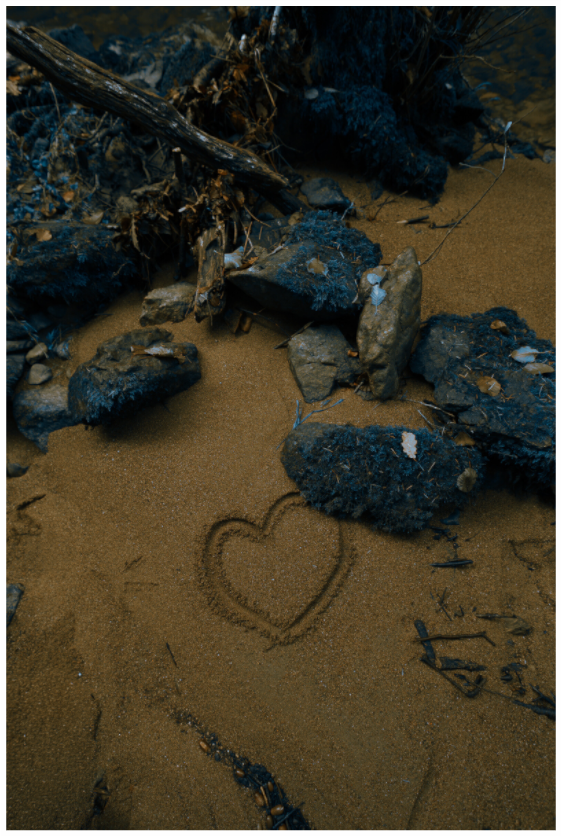 Cœur dessiné dans le sable au bord de l'eau – photographie d'art de Mr Déclenche