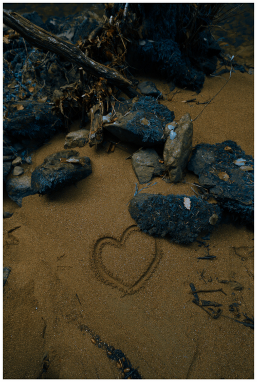 Cœur dessiné dans le sable au bord de l'eau – photographie d'art de Mr Déclenche
