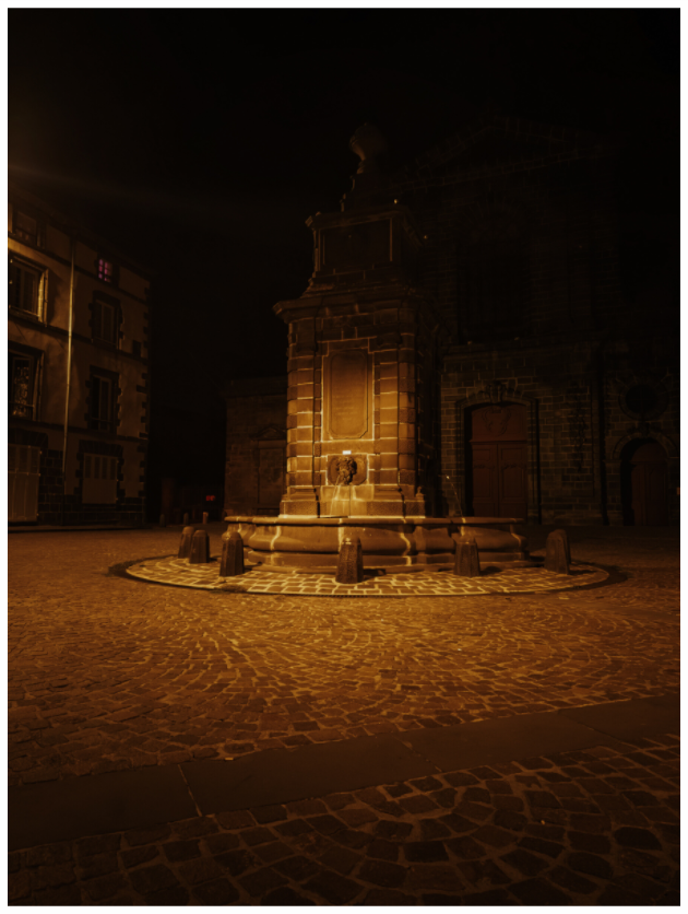 Fontaine de Riom illuminée la nuit – photographie d'art de Mr Déclenche, Auvergne